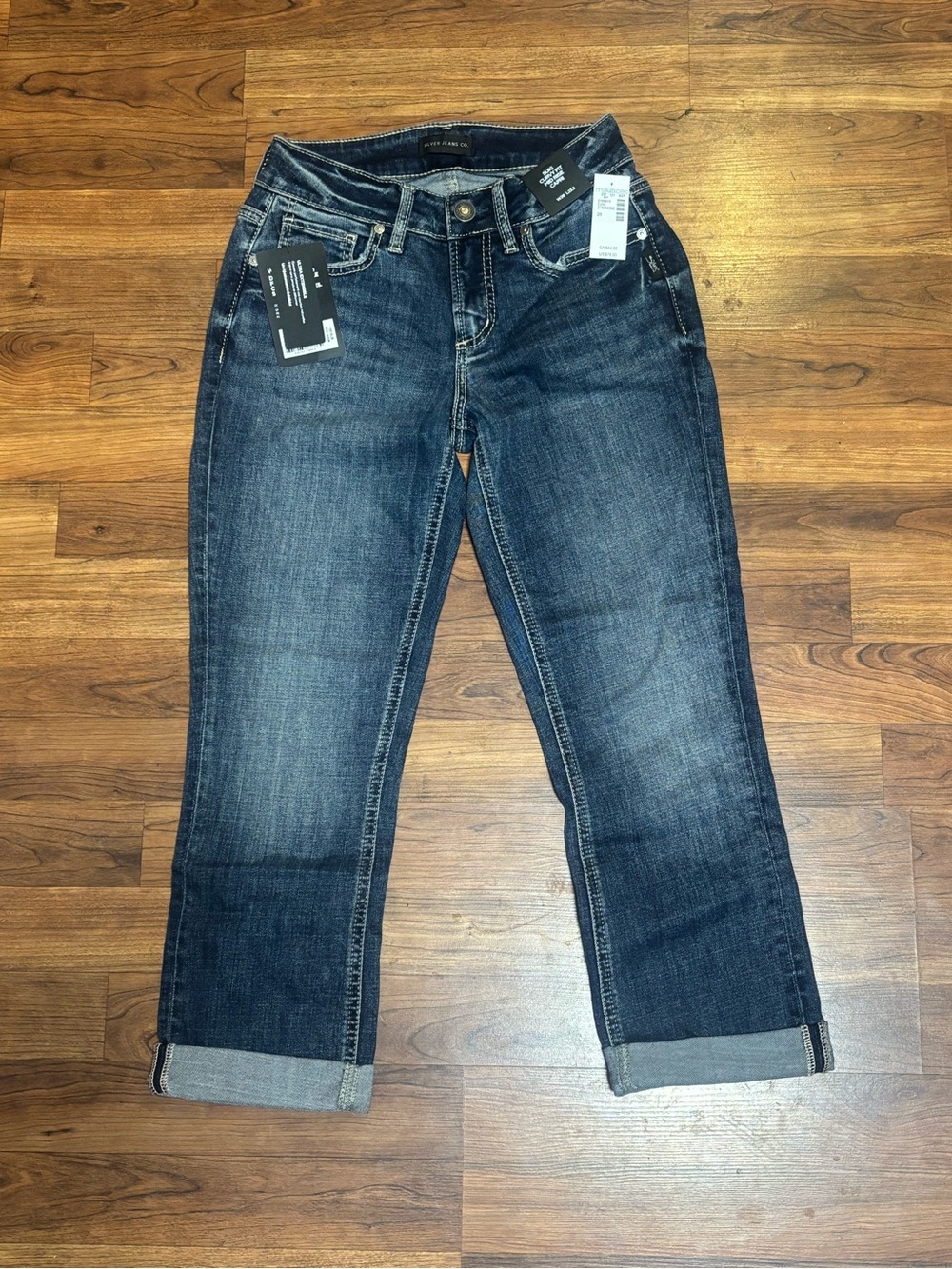 NWT Silver Jeans Co. Suki Capri Curvy Mid Rise Blue Denim Embroidered Stretch 26
